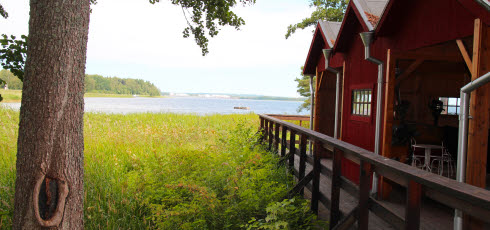 röda fiskebodar vid vatten
