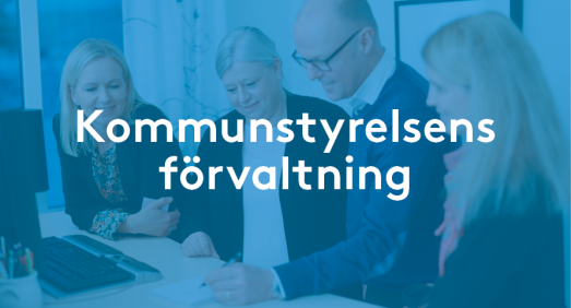 Blå bild med människor som står tillsammans, texten kommunstyrelsens förvaltning står över. 