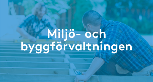 Blå bild med två personer som bygger, texten miljö- och byggförvaltningen står över. 