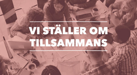 Människor sitter kring ett bord med bildtexten 