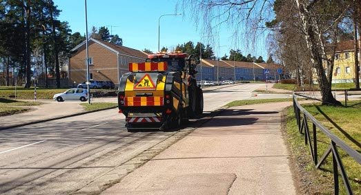 TRaktor som sopar gator.