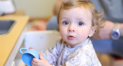 Liten flicka på Öppna förskolan