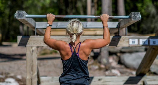 Kvinna tränar på ett utegym