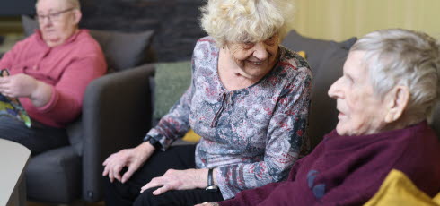 Brukare sitter i soffa i samspel med varandra