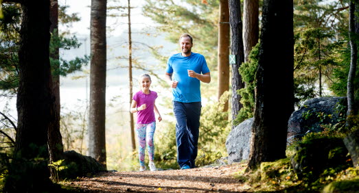 Pappa och dotter är ute och joggar tillsammans