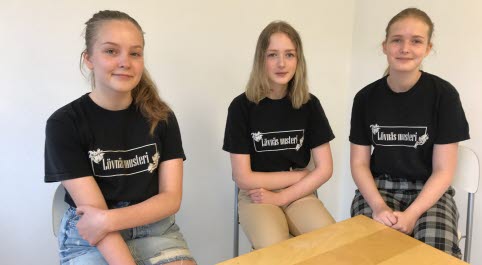 tre tjejer sitter vid ett bord. Från vänster Saga Mäkimattila, Elin Sjöberg och Julia Sjöberg.