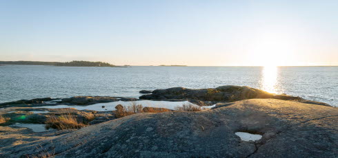 klippor i förgrunden och Vänern i bakgrunden