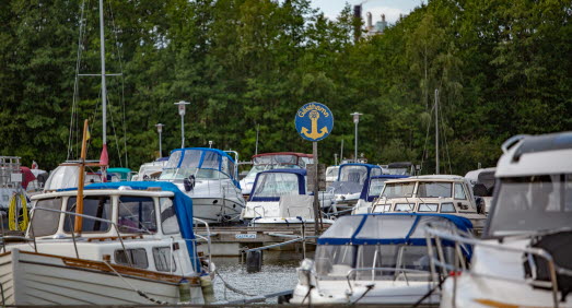 Båtar och en skylt med texten gästhamn