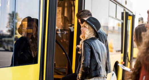 Två ungdomar går ombord på en buss