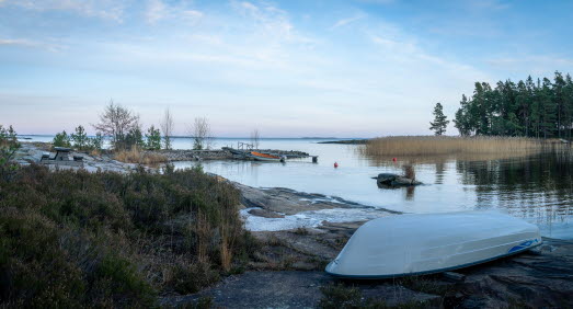 upp och nedvänd båt i vid strandkant