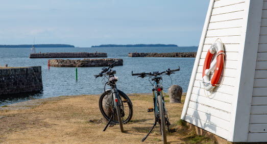 Vy över Vänern med två cyklar i förgrunden
