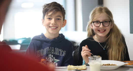 Elever äter mat i matsal på Götetorps skola F6.