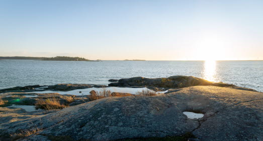klippor i förgrunden och Vänern i bakgrunden