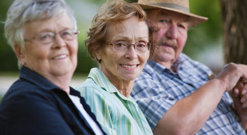Tre glada pensionärer.