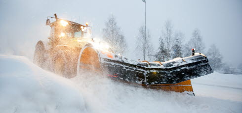 Plogbil som plogar snö.
