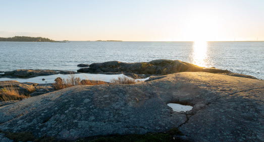 klippor i förgrunden och Vänern i bakgrunden