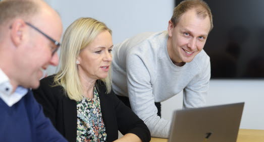 Medarbetare har avstämning vid dator
