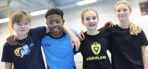 Elever håller varandra om ryggen under idrottslektion