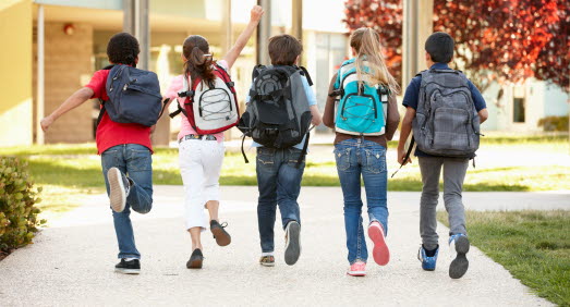 Barn på väg till skolan