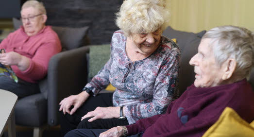 Brukare sitter i soffa i samspel med varandra