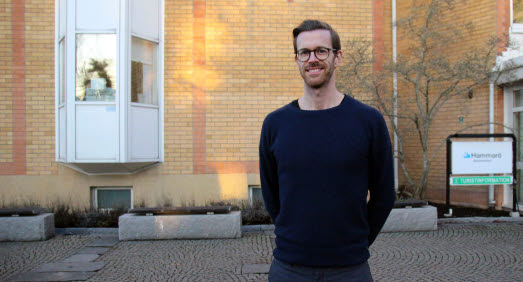 William tittar leende in i kameran