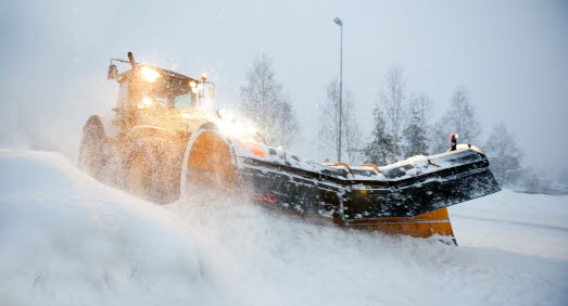 Plogbil som plogar snö.