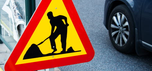  Varning för vägarbetes-skylt